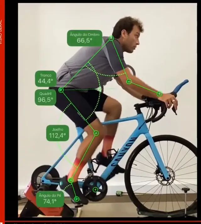 Imagem da análise em vídeo: esqueleto sobreposto ao ciclista com os ângulos do joelho, da anca e do tronco medidos pela app